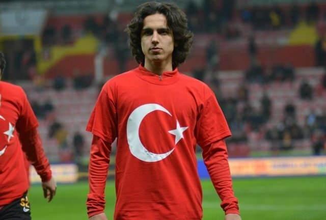 <p>EMRE DEMİR BARCELONA'DA</p>

<p>Kayserispor Kulübü Başkanı Berna Gözbaşı, 17 yaşındaki futbolcuları Emre Demir'in Barcelona'ya transfer olduğunu açıkladı. Barcelona’nın Türkçe Twitter hesabından yapılan açıklamada ise Emre Demir ile 2027'ye kadar anlaşmaya varıldığı, genç oyuncunun serbest kalma bedelinin 400 milyon avro olarak belirlendiği bildirildi.</p>

