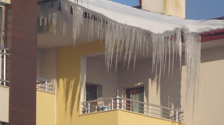 <p>Günlerdir dondurucu soğukların etkisini gösterdiği ilçede araçlar donarken, binaların çatılarında ise buz sarkıtları 2 metreyi aştı. </p>

