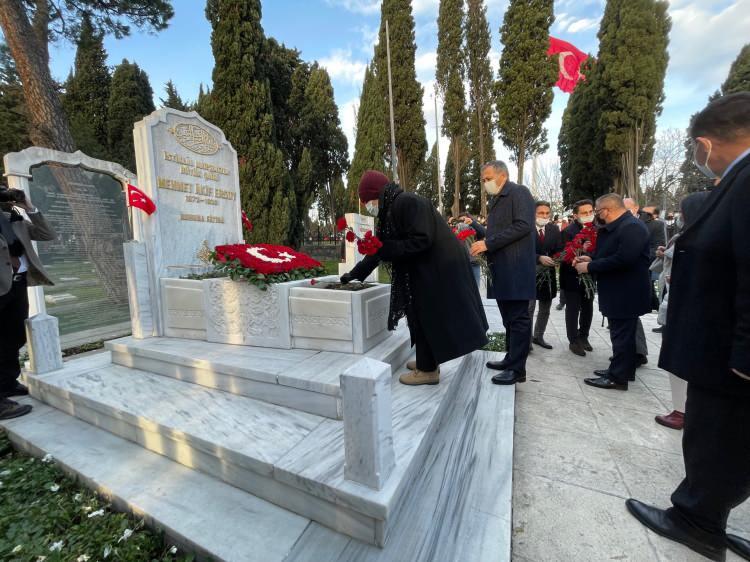 <p>Dedesinin kabri başında dualar eden Selma Argon , “Tabii ki bugünlere kavuştuğum için mutluyum. Böyle toplu halde gençlerle gelince daha anlamlı oluyor. Hem onun hem de bütün şehitlerimizin mekanı cennet olsun. Başta Kemal Paşamız olmak üzere, hepsinin ruhu şad olsun. Dualarını bizden eksik etmesinler diyorum. Gençler ona ilgilerini her zaman gösteriyorlar zaten, eksik olmasınlar” diye konuştu.</p>
