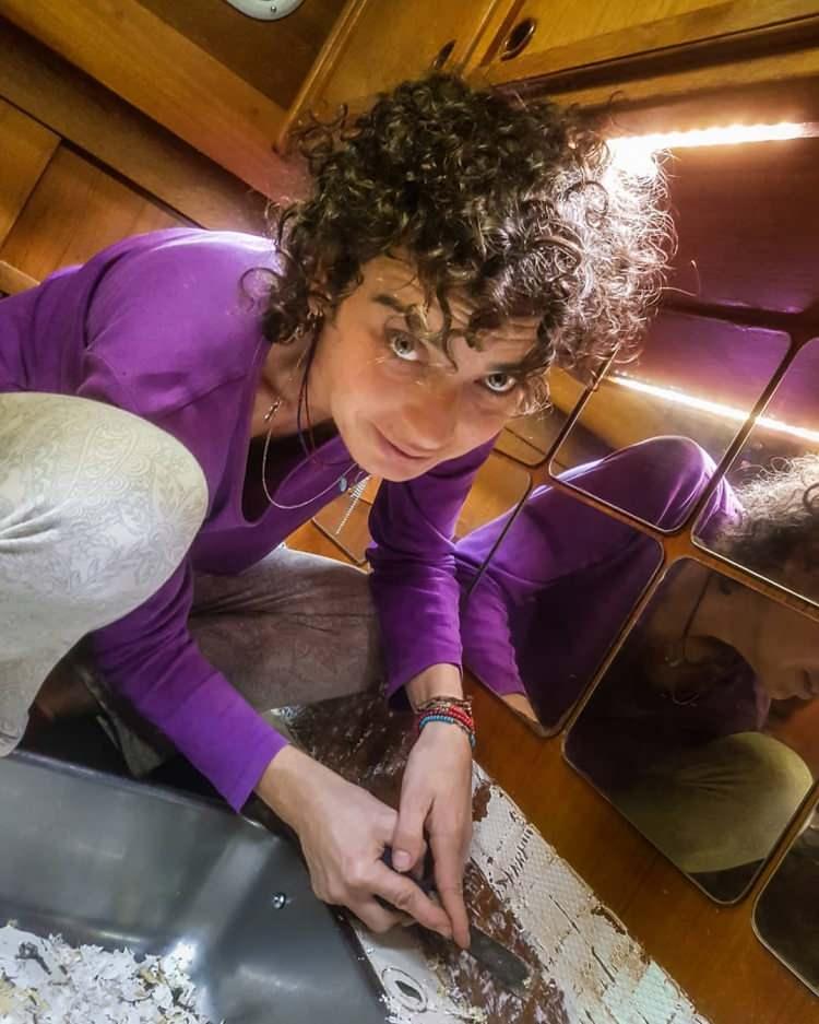 <p><span style="color:#800000"><strong>Geçtiğimiz aylarda evi olan teknede tadilat yapan Yeşim Büber, tekne yaşamının zorluklarını dile getirmişti.</strong></span></p>