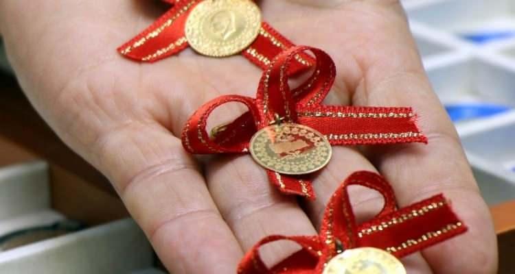<p><strong>ÜZERİNE KAR PAYI AL</strong></p>

<p>Nebati, “İkincisi altınını bende sakladın, ben bu altını işletiyorum. İşletmenin içinde sana bir kâr payı veriyorum. Yastık altında tutuyorsun, alım- satımdan kaynaklanan zararı kurtarıyorsun ya da asgariye düşürüyorsun” derken, altının emanet bırakıldığı için likit olma özelliğini kaybetmediği sertifika da verildiğini vurguladı. Likit olma özelliğini “İstediğin anda bozdurmak” olarak özetleyen Nebati, “Altınını geri almak istiyorsan altınını alırsın, hiçbir kaybın yok, istediğin zaman bileziğini geri alabilirsin.</p>
