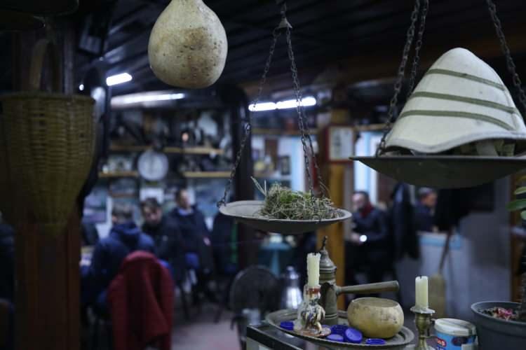 <p>"Gelecek nesillere aktarmaya çalışıyoruz"</p>
<p>Hayri Yıldız, AA muhabirine, kahvehanede birkaç nesil önce yaşayan insanların kullandığı eşyalar olduğunu anlatarak, şöyle dedi:</p>