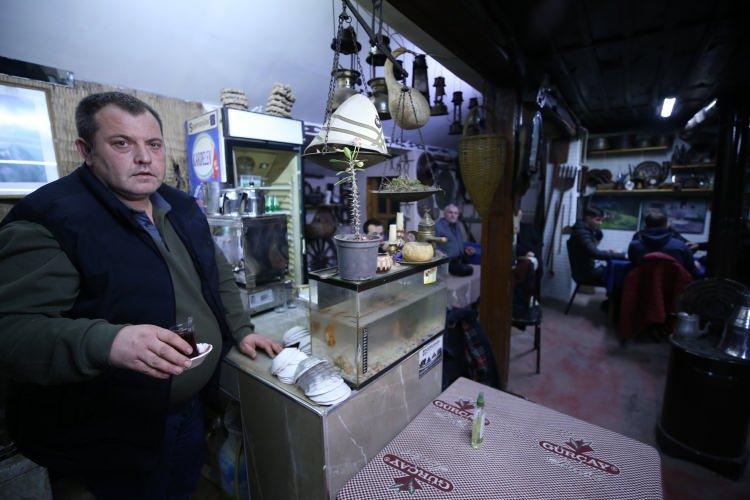 <p>Eski tabak, çanak, pınarlardan su getirilen kaplar var. Kaşıklar, teraziler, iplik yapılan aletler, at arabası tekerlekleri, tıraş olunan el makineleri, usturalar ve birçok eşya var. </p>