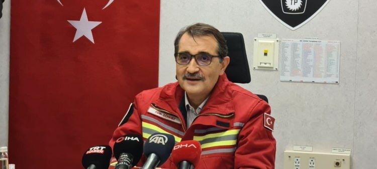 <p>"2020'de büyük bir keşfe imza atıldı"<br />
Bakan Dönmez, 2020 yılında açıklanan 405 milyar metreküplük doğalgaz keşfiyle büyük bir keşfe imza atıldığını hatırlatarak, "İnşallah önümüzdeki yıl daha başarılı daha bereketli bir yıl olur hepimiz için.</p>
