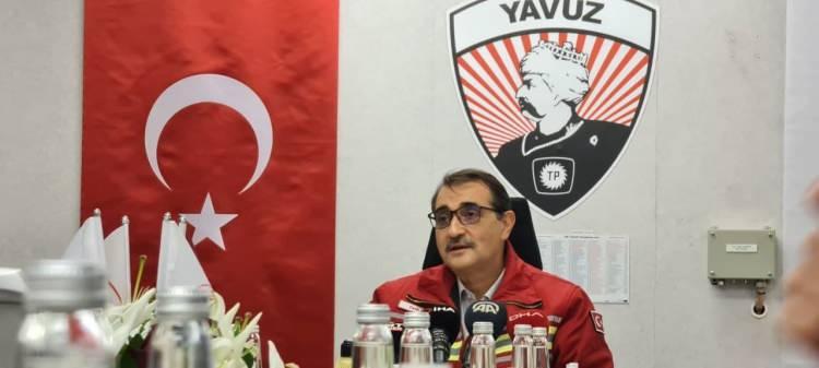 <p>Akabinde Kanuni Sondaj Gemimiz kuyu akış testlerine başlamıştı. Türkali-2'yi bitirdiler başarılı bir şekilde. Şu anda Türkali-1'in yakma testleri devam ediyor. Sahada arkadaşlarımı görüyorum" diye konuştu.</p>
