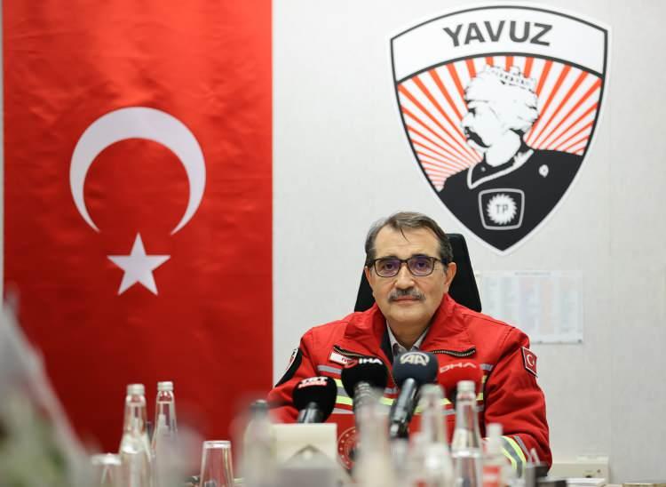<p>Bu gün belki de ailelerinizden uzaktasınız. Filyos'ta Yavuz Sondaj Gemisi'nde onlar da çok yakın bir gelecekte önümüzdeki yılın Şubat ortalarında Karadeniz'deki ilk seferine çıkmış olacak. Gerekli hazırlıklar yapılıyor. Karadeniz'de üç sondaj gemimiz faaliyetlerine devam edecek.</p>
