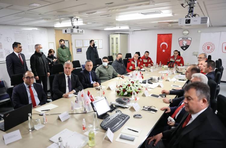<p>MTA Oruç Reis Akdeniz'de faaliyetlerine devam ediyor<br />
Bakan Fatih Dönmez, "Barbaros Hayrettin Paşa sismik araştırmalara bu arada devam ediyor. Karadeniz bölgesinde. MTA Oruç Reis de Akdeniz'de devam ediyor. Ben tekrar Kanuni Sondaj Gemisi'nde çalışan kardeşlerime mutlu seneler diliyorum. Allah kazadan beladan korusun" diyerek Kanuni Sondaj Gemisi'ndeki kuyu akış testi çalışmalarını canlı bağlantı ile takip etti.</p>

