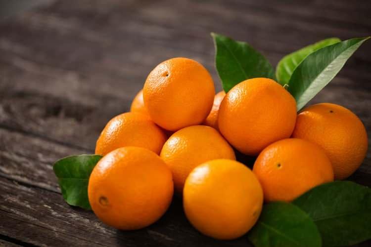 <p><strong>Portakal:</strong> Hastalıklara karşı vücut direncini arttıran C vitamini, portakalda oldukça fazla bulunmaktadır. Bu yüzden hastalık süreci boyunca bol bol portakal tüketilmesi, hastalıktan daha kısa sürede kurtulmayı desteklemektedir. Portakal, mandalina ve limon gibi besinler bağışıklık sistemini güçlendirmektedir. </p>
