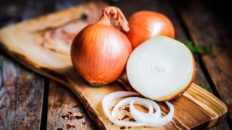 <p><strong>Soğan:</strong> Tarihte bilinen en eski antibiyotik olarak bilinen soğan, vücuttaki toksinlerin ve iltihapların atılması için tüketilmesi tavsiye edilir. Vücut direncini yükselte en önemli besin kaynaklarından biri olan soğanın grip boyunca bolca tüketilmesi tavsiye edilmektedir. Bağışık sisteminin güçlenmesi için özellikle kış aylarında soğan tüketimine özen gösterilmelidir. </p>