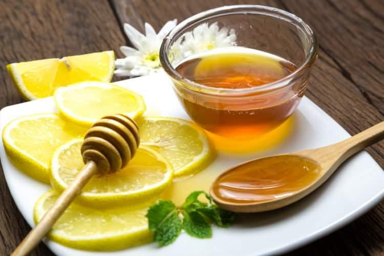 <p><strong>Limonlu bal:</strong> Boğaz ağrısı ve şiddetli öksürüğün kısa sürede geçmesi; gripten anında kurtulmak için özellikle gece yatmadan önce 1 çorba kaşığı limonlu bal tüketilmesi önerilir. Gece yatmadan içilmesinin sebebi ise genellikle geceleri nükseden grip belirtilerini en aza indirmektedir. </p>