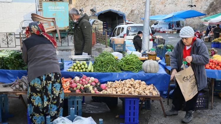 <p>Bozcaada gibi doğal güzellikleriyle, bakir yapısıyla önemli bir yerde böyle bir uygulamanın 10 yıldır devam ediyor olması çok önemli ama bu yeterli değil. Bununla ilgili olarak yapacak çok şey var. </p>