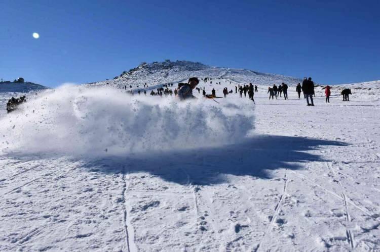 <p>Güneydoğu Anadolu Bölgesi'nin 1919 rakamlı zirvesi olan Şanlıurfa'daki bölgenin tek kayak merkezi Karacadağ yoğun ilgi görüyor.</p>
