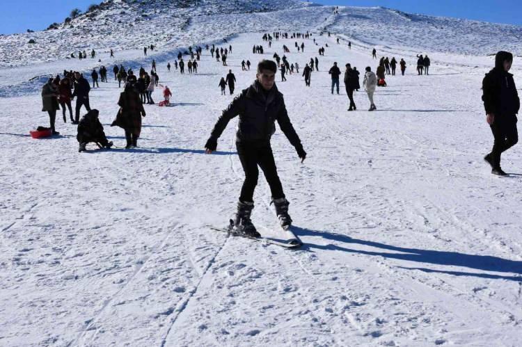 <p>Siverek ilçe merkezine 45 kilometre uzaklıkta bulunan ve halk arasında "Güneydoğu'nun Uludağ"ı olarak nitelendirilen Karacadağ Kayak Merkezi'nde kar kalınlığının 35 santimetreyi aşmasıyla kayak sezonu başladı.</p>
