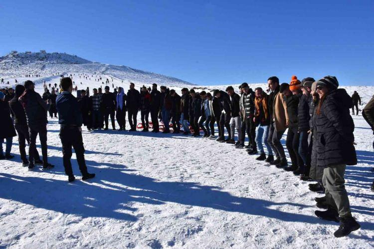 <p>"Elverişli ortam oluştu"</p>
<p>Karacadağ Kayak Merkezi Sorumlusu Orhan Atilla, AA muhabirine, geçen yıl salgın nedeniyle açamadıkları tesiste iki yılın ardından misafirleriyle buluşmanın sevincini yaşadıklarını söyledi.</p>