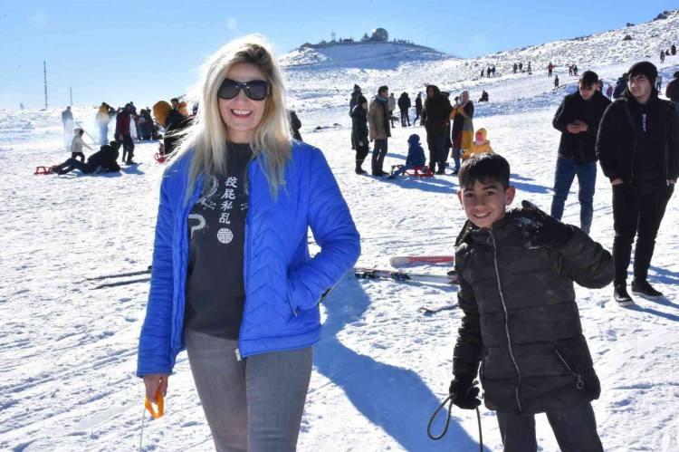 <p>Merkeze öğrencilerini getiren öğretmenlerden Gizem Demir de kış aylarında yapılacak en güzel etkinliklerin başında kayak merkezlerine gidilmesinin geldiğini belirterek, keyifli vakit geçirmek isteyenlere kayak pistlerini önerdi.</p>