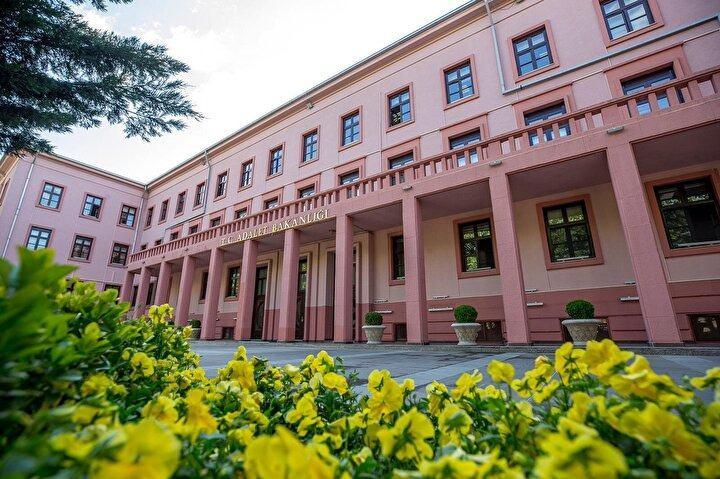 <p>Adayların hukuk fakültesi, adalet meslek yüksekokulu, meslek yüksekokullarının adalet bölümü veya adalet meslek eğitimi ön lisans programı mezunu olmaları gerekecek. Öğrenimini yabancı ülkede yapanlar için ise denklik belgesi istenecek.</p>

<p> </p>

