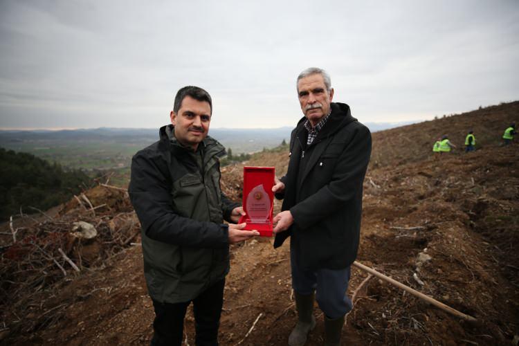 <p>Bayram Dayı'ya fidan dikim alanında ziyarette bulunup kolaylıklar dileyen, plaket ve defne fidanı veren Balıkesir Orman Bölge Müdürü Birol Dündar ise emeklerinden dolayı Dayı'ya teşekkür etti.</p>