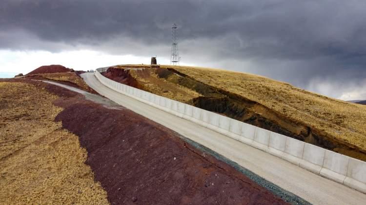 <p>İhalesi yapılan 64 kilometrelik sınır hattının 40 kilometresinde duvar çalışmalarının tamamladığını belirten Bilmez, 24 kilometrelik kısmın da bahar aylarında bitirileceğini söyledi.</p>

<p> </p>
