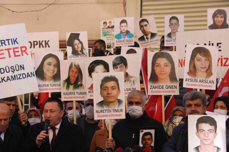 <p>Diyarbakır anneleri, 250'nci ailenin katılımıyla düzenledikleri yürüyüş ile terör örgütü PKK'ya tepki gösterdi. </p>
