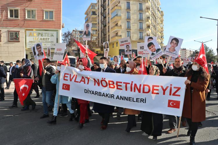 <p> HDP il binası önüne giderek oturma eylemine dahil olan Adil Timur, gazetecilere, kardeşinden 7 yıldır haber alamadıklarını söyledi.</p>