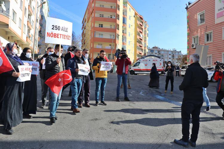 <p> Onu almadan buradan gitmeyeceğim. Beni görüyor ve duyuyorsa, güvenlik güçlerine teslim olsun. Sıcak yuvasına kavuşsun." dedi. </p>