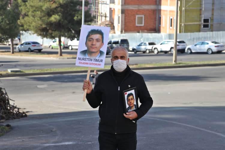<p>Oturma eylemini sürdüren aileler de terör örgütü PKK'ya tepkilerini dile getirerek, çocuklarına, güvenlik güçlerine teslim olmaları çağrısında bulundu. </p>

