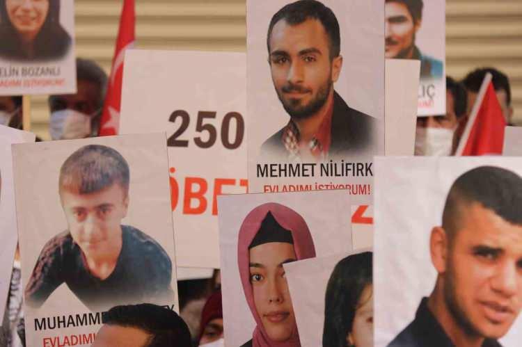 <p> HDP il binası önünde başlayan ve Turgut Özal Bulvarı'nda devam eden yürüyüşte aileler, ellerinde Türk bayrağı ve çocuklarının fotoğrafı ile "Çocuğun dağda ne işi var?", "HDPKK geçit yok", "Artık yeter, düşün yakamızdan" ve "250 aile olduk" yazılı dövizler taşıdı.</p>
