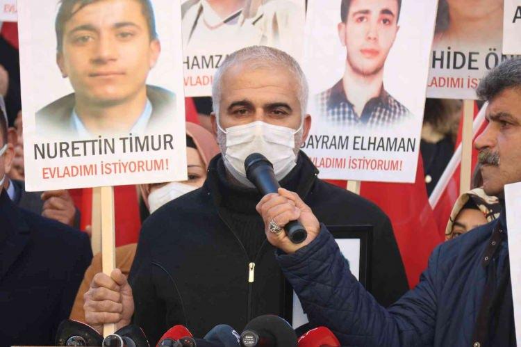 <p>"Türk-Kürt kardeştir, HDP kalleştir", "Şehitler ölmez, vatan bölünmez", "Annelerin isyanı PKK'yı yenecek" sloganları atan ailelerin yürüyüşü, HDP il binası önünde sona erdi. </p>