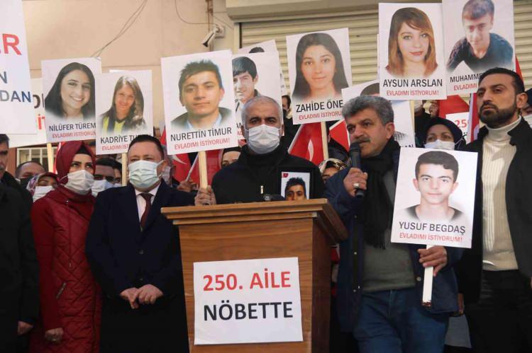<p> Ailelere destek ziyaretinde bulunan Bağlar Belediye Başkanı Hüseyin Beyoğlu, oturma eylemine 250'nci ailenin katıldığına işaret ederek, ailelerin burada kutsal bir mücadele verdiğini aktardı.</p>
