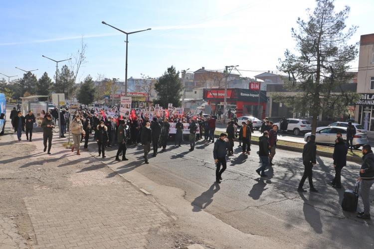 <p> "Çocukları alıp dağa götürerek, onları kandırarak bir yere varılmaz. Dağdaki çocuklarımızın, ailelerinin yanında olup eğitimlerine devam etmeleri gerekiyor." diyen Beyoğlu, ailelerin dünyaya bir mesaj verdiğini kaydetti.</p>
