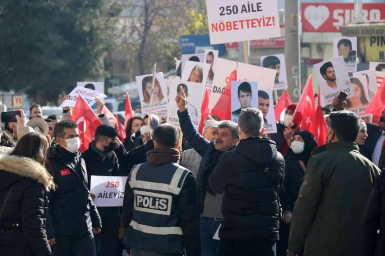 <p>Beyoğlu, her zaman ailelerin yanında olduklarını ve onları desteklediklerini ifade ederek, "Dağda hiçbir çocuk kalmasın. Çocukların yeri dağ değil, sıcak yuvaları, anne ve babalarının yanıdır." diye konuştu.</p>
