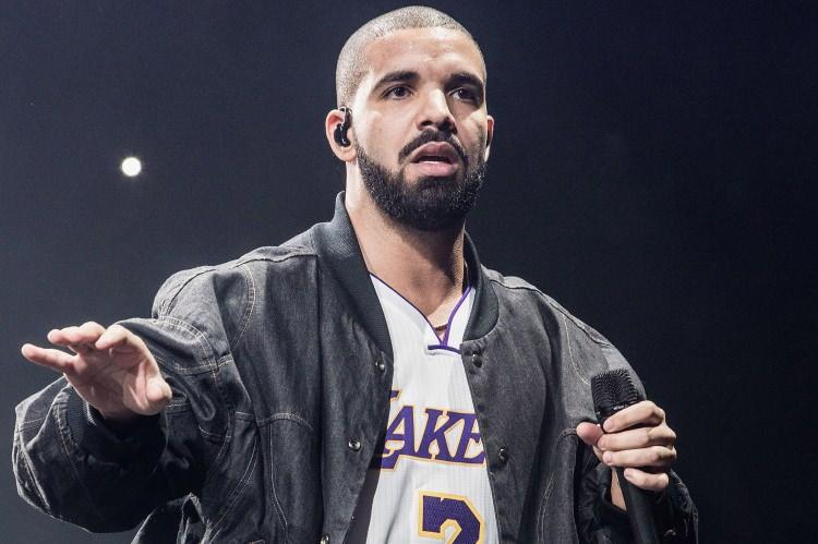 <p>Kanadalı rap şarkıcısı Drake, hayranlarını şaşırttı. 35 yaşındaki Drake sokaklarda deste deste para dağıtırken görüntülendi. </p>
