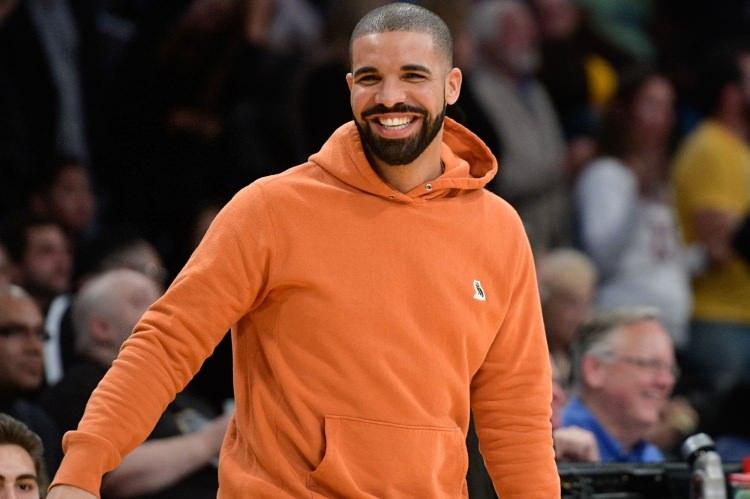 <p>Drake parayı alanlara gülerek karşılık vermekle yetindi. </p>