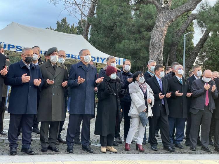 <p>Tören Mehmet Akif Ersoy’un ruhuna okunan dualar ve Kuran-ı Kerim tilaveti ile başladı. Ardından İstiklal Şairi’nin kabrine karanfiller bırakıldı. Ersoy’un kabri başında toplanan ve karanfil bırakan gençler dualar ederek milli şairi ölümünün 85’inci yıl dönümünde andı.</p>
