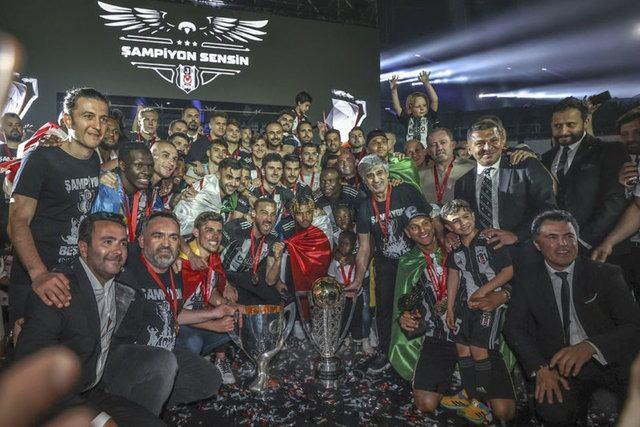 <p>BEŞİKTAŞ ÇİFTE KUPA KALDIRDI</p>

<p>Süper Lig'de 2020-2021 sezonu 42. ve son hafta maçında Göztepe'yi deplasmanda 2-1 mağlup eden Beşiktaş, averajla Galatasaray'ın önünde şampiyonluğa ulaştı. Beşiktaş'ı şampiyonluğa taşıyan Sergen Yalçın, teknik direktörlük kariyerinde ilk kez bu sevinci yaşadı. Sergen Yalçın ile Beşiktaş yıl sonuna doğru yollarını ayırdı. Siyah-beyazlılar, Yalçın yönetiminde bir de Türkiye Kupası kazandı.</p>
