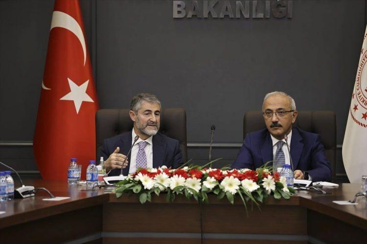 <p><strong>Hazine ve Maliye Bakanlığı'nda devir teslim </strong></p>

<p>Görevden affını isteyen Lütfi Elvan'dan boşalan Hazine ve Maliye Bakanlığı'na Nureddin Nebati getirildi. Atama kararı, Resmi Gazete'de yayımlandı. Nebati, "Bizlerin en önemli önceliği yüksek faiz olmayacak" dedi.</p>
