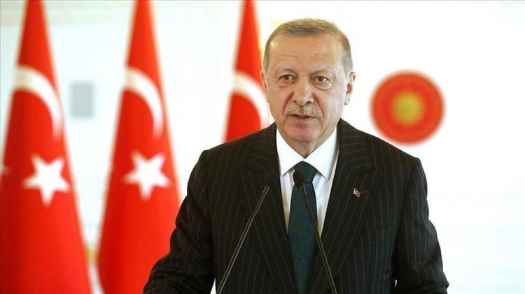 <p><strong>Cumhurbaşkanı Erdoğan "yeni ekonomi modeli"ne geçildiğini açıkladı</strong></p>
<p>Cumhurbaşkanı Erdoğan, Türkiye'nin yeni ekonomi modelini açıklayarak, "Yüksek faiz vererek sıcak para çekme politikasını elimizin tersiyle itiyoruz. Düşük faizle yatırımı ve ihracatı destekleyeceğiz" dedi.</p>