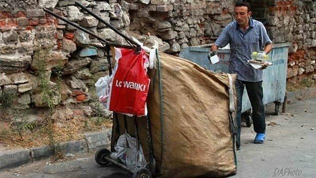 <p><strong>Kudret Şendil</strong><br />
<br />
Dört defa büyük ikramiyeyi kazanmasına rağmen tüm parayı harcayıp mesleği olan kağıt toplayıcılığına geri dönen Sivaslı Kudret Şendil, mahallelinin verdiği yardımlarla geçiniyor. Şendil, her defasında kazandığı parayı kısa sürede tüketerek şatafatlı ve gösterişli bir yaşamdan tek gözlü gecekonduya dönüş yapmış. İlk olarak 1978 yılındaki Milli Piyango’dan 10 bin lira ikramiye kazanan Şendil, bu parayı gece hayatında bitirmiş.</p>
