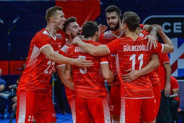 <p>NAMAĞLUP ŞAMPİYON EFELER</p>

<p>A Milli Erkek Voleybol Takımı, Belçika'da düzenlenen 2021 CEV Avrupa Altın Ligi finalinde Ukrayna'yı 3-1 mağlup ederek yenilgisiz şampiyon oldu. Filenin Efeleri, ligde oynadığı 8 maçı da kazanırken üst üste ikinci kez yenilgisiz şampiyonluğa ulaştı.</p>
