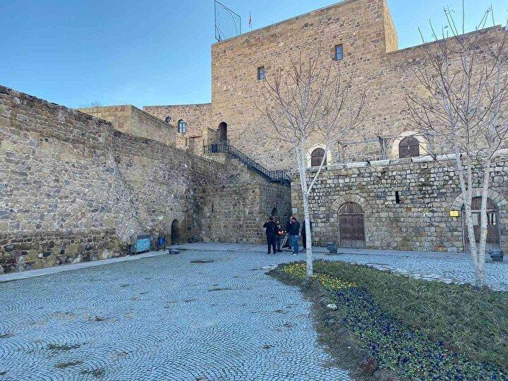 <p>Olay anında orada bulunan bir görgü tanığı; yaralı olarak kurtarılan Rukiye U.'nun ekiplere, düştüğü çukurda iki kişinin bulunduğunu ve tünelin diğer ucundan kaçarken gördüğünü söyledi.</p>
<p> </p>