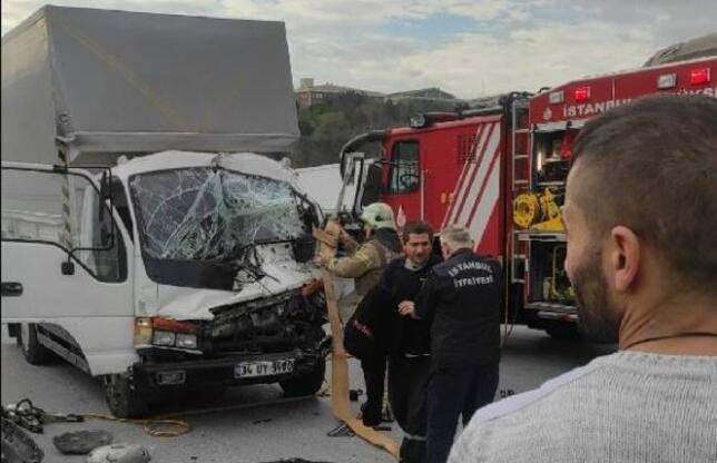<p>Arnavutköy'de yolda ilerlerken freni boşalan kamyonet park halindeki araçlara çarparak durabildi. Kaza sonucu şoför koltuğunda sıkışan kamyonet sürücüsü itfaiye ekipleri tarafından kurtarılarak hastaneye kaldırıldı.</p>

<p> </p>
