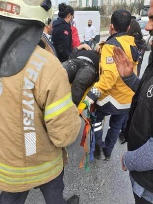 <p>Kamyonet, 3 otomobil ve park halindeki bir kamyona çarparak durabildi. Kamyonetin Şoförü Şerafettin Çalışkan ise aracın koltuğunda sıkıştı.</p>
<p> </p>