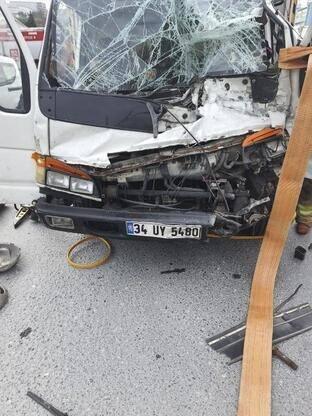 <p>Yaralı sürücü daha sonra ambulansla Başakşehir Çam ve Sakura Şehir Hastanesi'ne kaldırıldı.</p>
<p> </p>