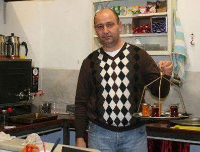<p>Kimseyi geri çeviremeyen Hayri Kaya parasını çok kısa sürede harcamış... Parası bitince yine kaldığı yerden devam eden Kaya çaycılık yapmaya devam ediyor.</p>
<p> </p>