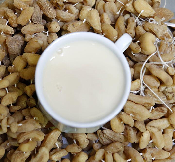 <p>EVDE SALEP NASIL YAPILIR?<br />
<br />
Evde yapmak isteyenlere 1 litre süt üzerinden tarif veren İnal, “1 litre süt için 6 gram salep, 9 gram şekeri karıştırıyoruz. Kaynatılan sütün altını kıstıktan sonra karıştırılan salep ve şekeri yavaş yavaş ekliyoruz...</p>