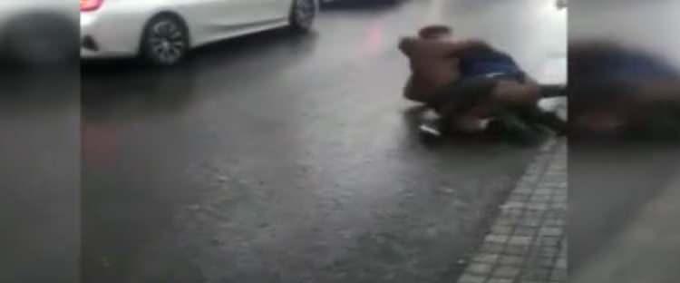 <p>Hem dövüldü, hem de soyuldu<br />
Dışarıya taşan kavgada yere düşen genç, şoför tarafından tekme ve tokatlarla feci şekilde darp edildi.</p>