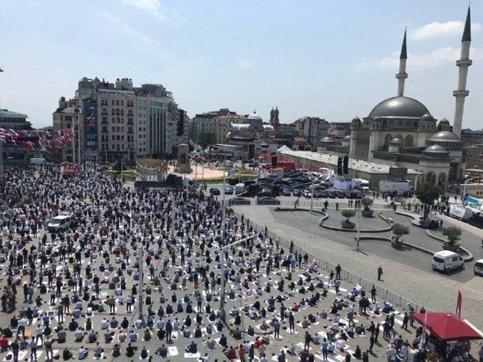<p><strong>TAKSİM CAMİİ AÇILDI<br />
<br />
Mayıs</strong><br />
<br />
2021'in mayıs ayında, Covid-19 aşısı ve MHP'nin 100 maddelik anayasa önerisi ilgili gelişmeler ile İsrail'in Mescid-i Aksa'ya yönelik saldırılarına yönelik tepkiler gündemde yer buldu.</p>

<p>Cumhurbaşkanı Recep Tayyip Erdoğan, İslam ülkeleri ve tüm dünyayı etkili şekilde harekete geçmeye davet etti. İstanbul'un yeni sembollerinden Taksim'e yapılan cami, Cumhurbaşkanı Erdoğan'ın katılımıyla kılınan cuma namazıyla ibadete açıldı.</p>
