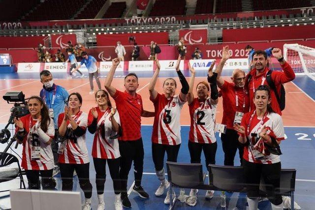 <p>Kadınlar golbolde Rio 2016'da altın madalya elde eden Türkiye, Tokyo'da da finalde ABD'yi yenerek şampiyonluğa ulaştı. Masa tenisinde mücadele eden Abdullah Öztürk, Türkiye'ye altın madalya getiren bir diğer isim oldu.</p>
