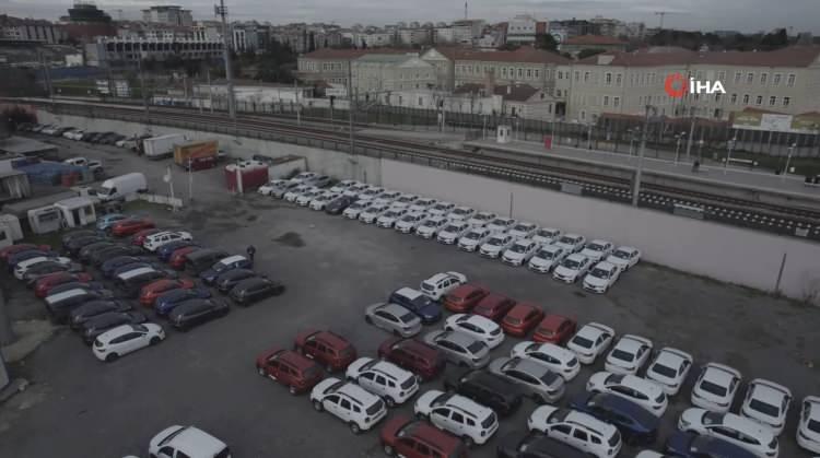 <p>Plakasız bir şekilde otoparkta bekleyen araçlar havadan görüntülendi.</p>
