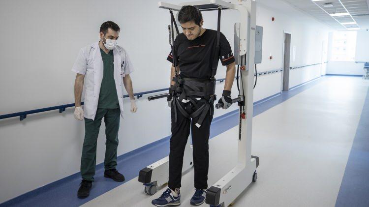 <p>Prof. Dr. Elif Yal&ccedil;ın, robotik rehabilitasyon cihazlarının omurilik yaralanmaları i&ccedil;in umut oluşturduğunu belirterek, bu tip yaralanmalar yaşayan her hastanın mutlaka bir fizik tedavi rehabilitasyon kliniğine başvurmasının &ouml;nem taşıdığını vurguladı.</p>
